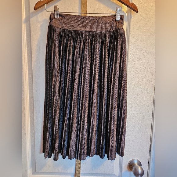 Pleated shiny Grey skirt - Picture 2 of 2